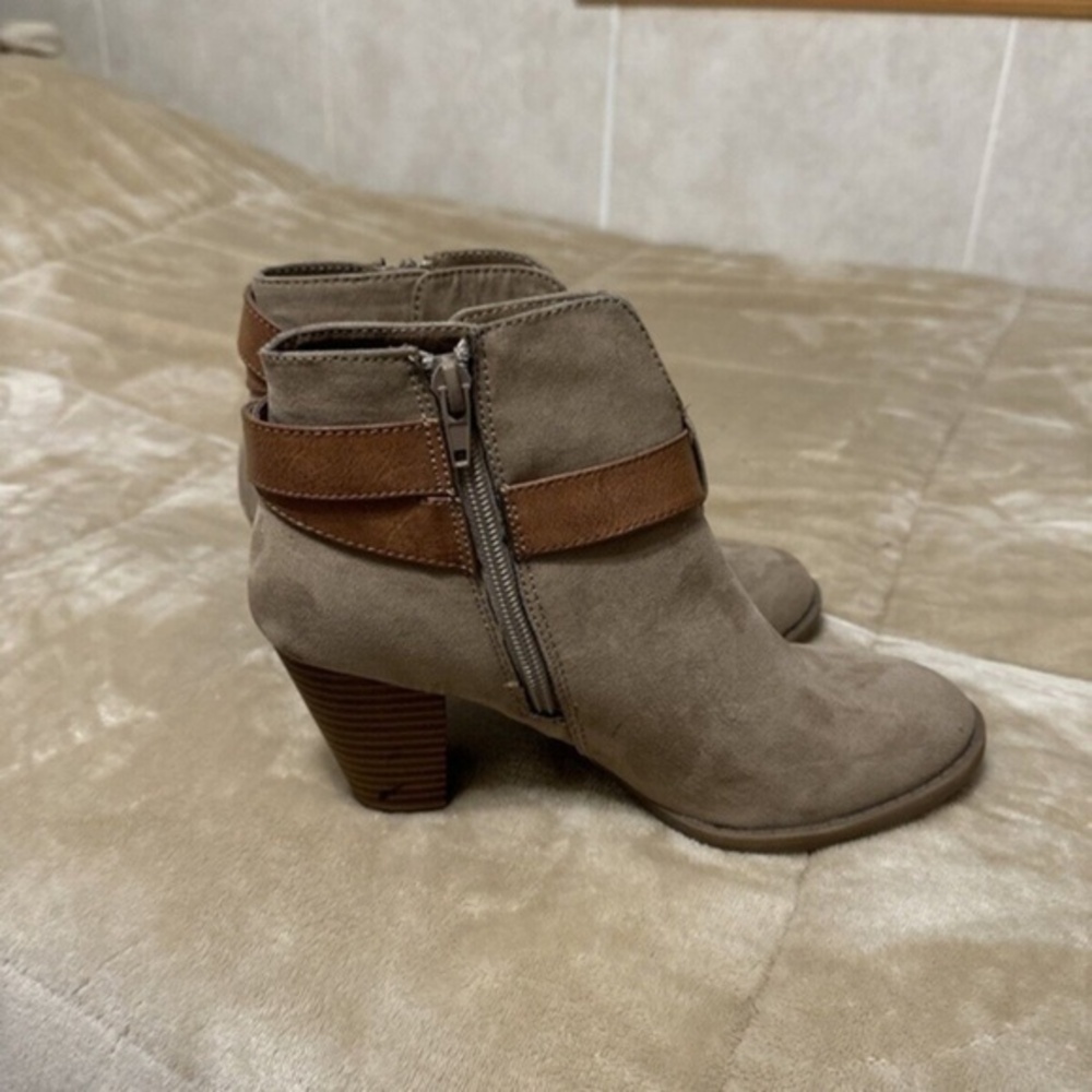 Francesca's "Cadence" Size 7M Solid Tan Faux Suede Closed Toe Ankle Booties
